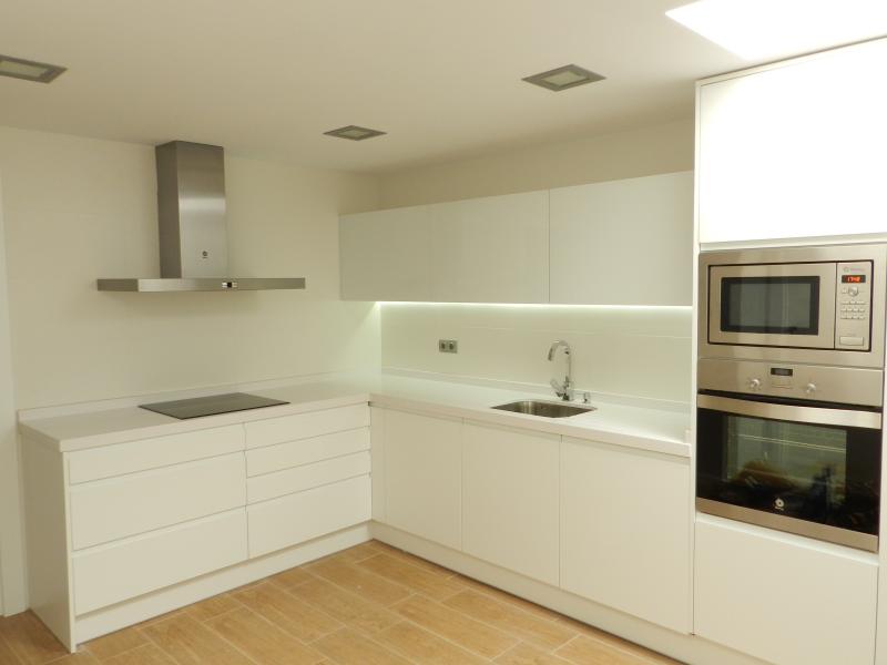 Diseño minimalista de una cocina